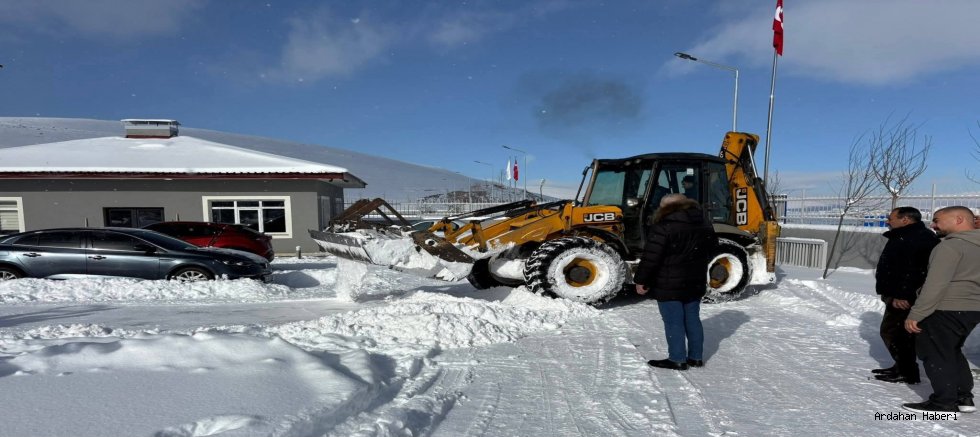 Kar Göle’yi Esir Aldı: Belediye Ekipleri Gece Gündüz Sahada