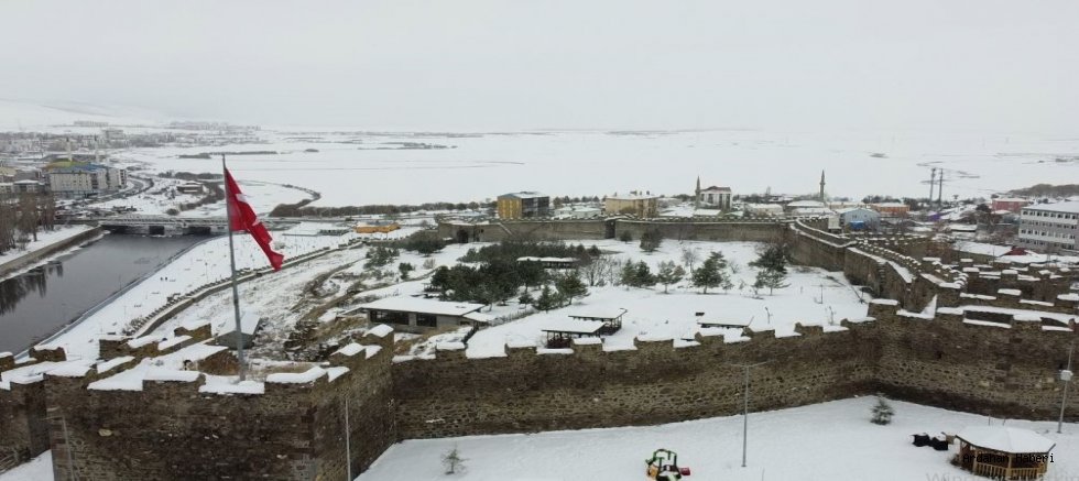 Kar Yağışı Ardahan’ı Beyaz Gelinliğiyle Süsledi: Tarihi Kale Havadan Görüntülendi