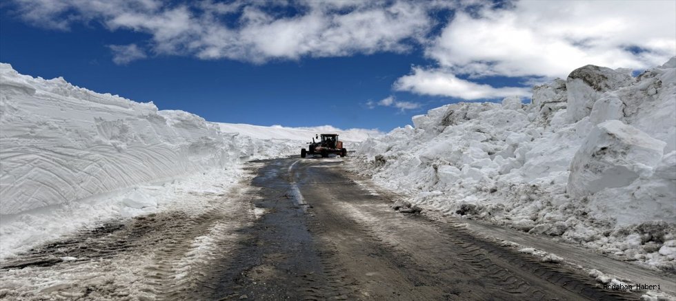 Karla Örtülü 4 Ayın Sonu: Bülbülan Geçidi Yeniden Açılıyor