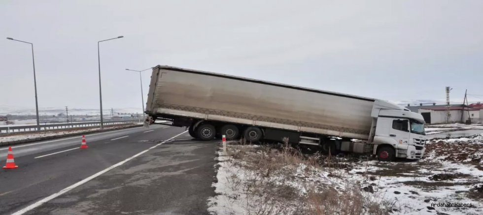 Kars-Ardahan Kara Yolunda Gizli Buzlanma Kazası: TIR Yoldan Çıktı