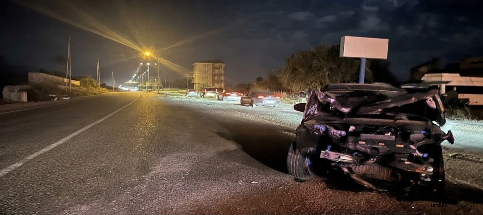Kars-Ardahan kara yolunda iki otomobilin karıştığı kazada 1'i kadın 4 kişi yaralandı.