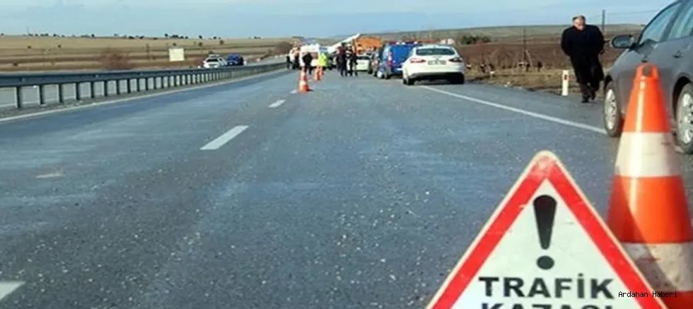 Kars-Ardahan Karayolunda Tır Devrildi: Yol Tek Yönlü Ulaşıma Kapandı