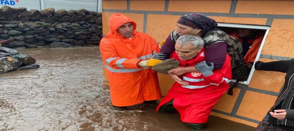 Kars'ta etkili olan sağanak yağış sonucu iki ev yıkıldı