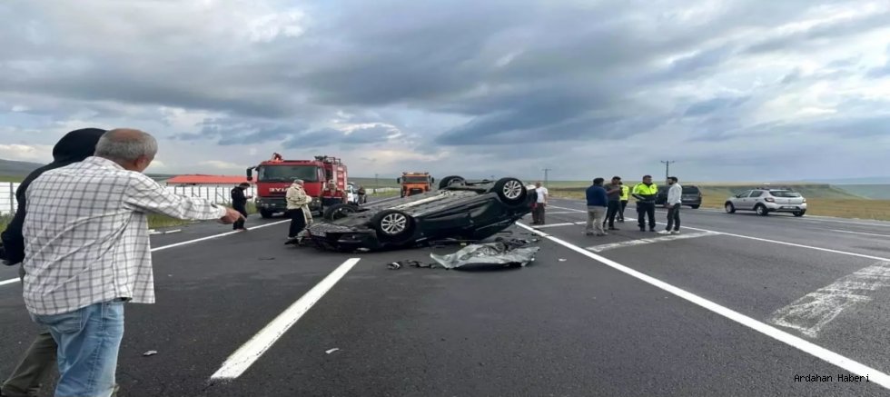 Kars'ta kamyona çarpan otomobil takla attı. Feci kazada 2 kişi yaralandı