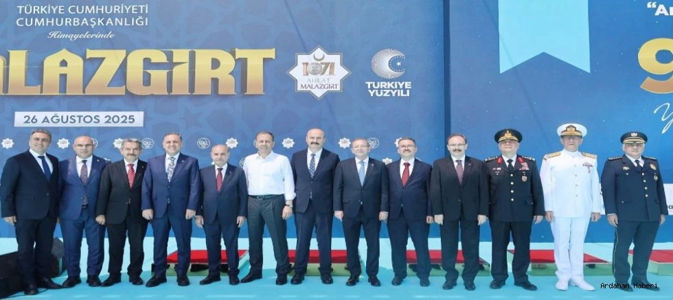 Malazgirt Zaferi Törenlerine Türkiye’nin dört bir yanından yoğun katılım olurken, Ardahan Valisi Hayrettin Çiçek de programa katıldı 