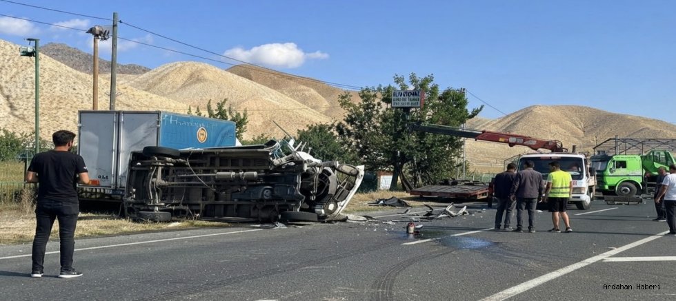 Oltu-Ardahan Karayolunda Feci Kaza: Minibüs ile Traktör Çarpıştı, 2'si Ağır 3 Yaralı