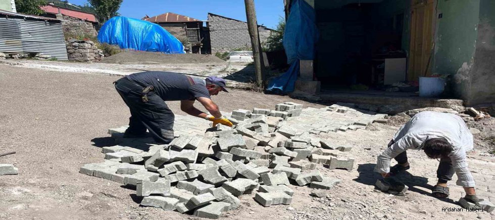 Posof ilçe genelinde yol yapımı, kilit parke taşı yapımı ve yenileme çalışmalarını sürdürüyor