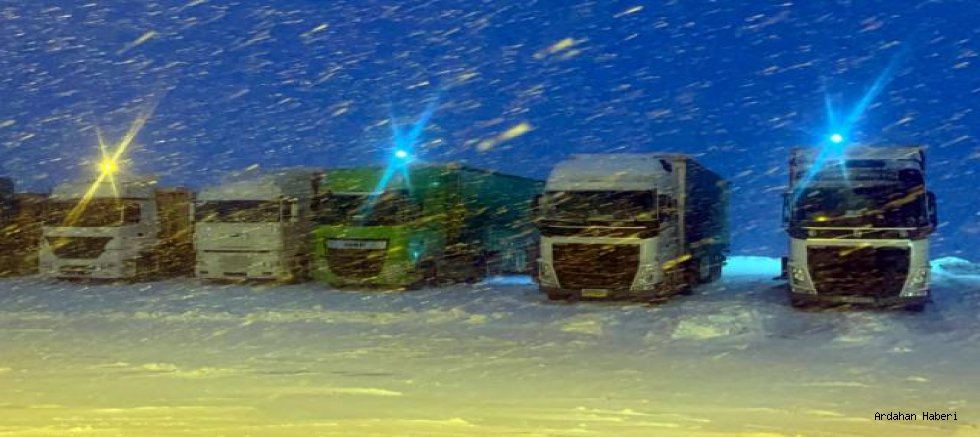 Posof Ilgar geçidi zincirsiz ağır tonajlı araçlara kapatıldı.