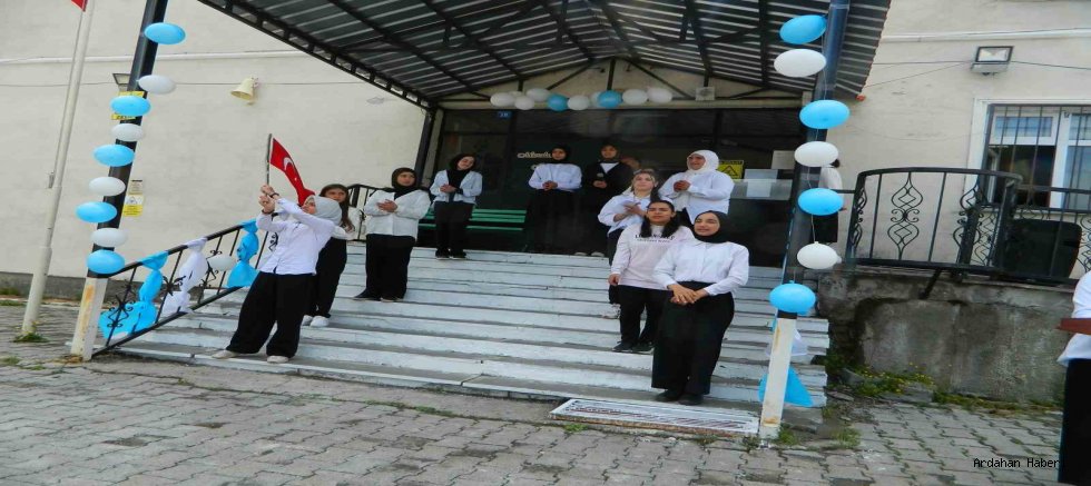 Posof Âşık Sabit Müdami Anadolu İmam Hatip Lisesi tarafından düzenlenen Şiir dinletisi programı beğeni topladı