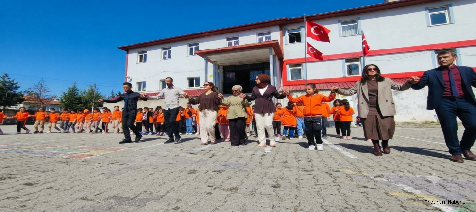 Posof’ta İlköğretim Haftası Coşkusu: Yöresel Ezgiler ve Halaylarla Başladı