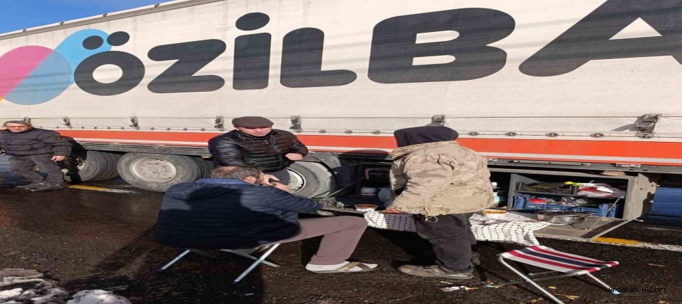 Posof’ta Kar ve Tipiye Karşı Dayanışma: TIR Şoförlerine Sıcak Çorba Desteği