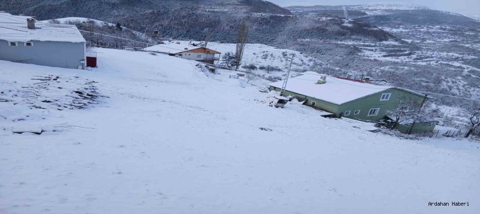 Posof’ta Nisan Ayında Kar Sürprizi: Ulaşım Durma Noktasına geldi