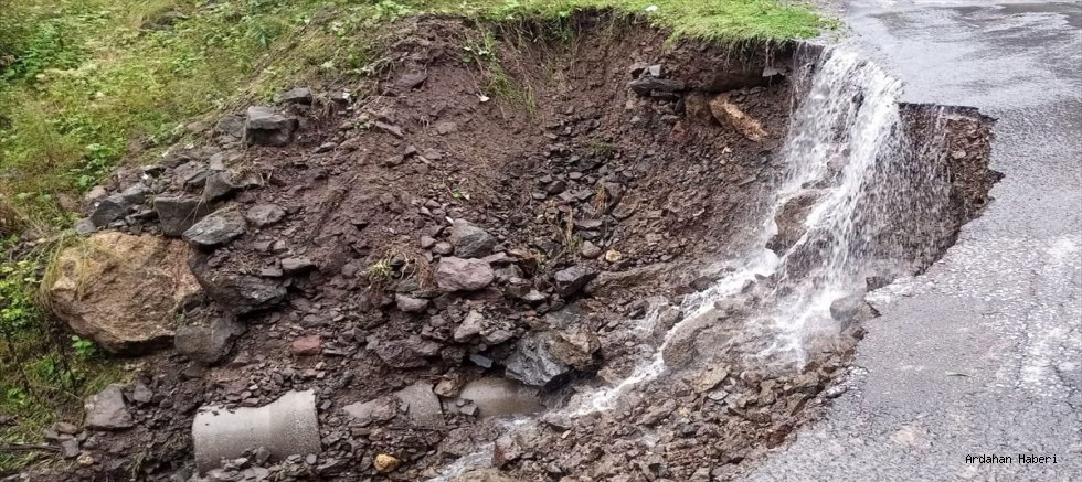 Posof'ta Şiddetli Yağış ve Dolu Hayatı Olumsuz Etkiledi: Alköy-Yeniköy Bağlantı Yolunda Çökme