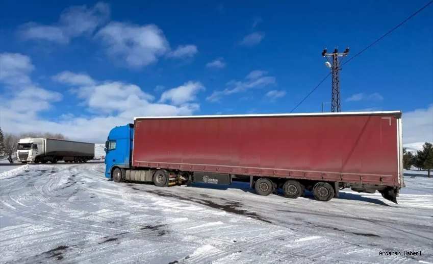 Posof’ta Yoğun Kar ve Tipi Ulaşımı Durdurdu: Stratejik Güzergâhlar Trafiğe Kapatıldı