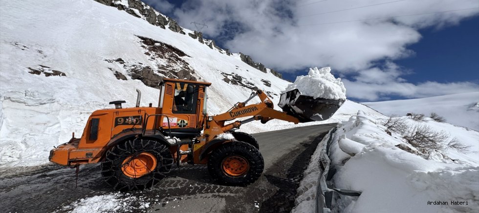 Posof'tan Ardanuç'a Kar Mesaisi: Ekipler İmkansızı Başarıyor!
