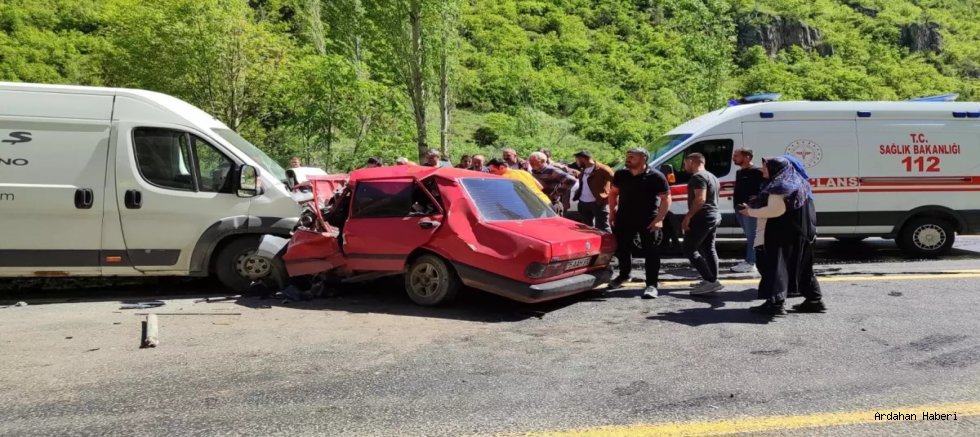 Şenkaya da minibüsle çarpışan otomobildeki 2 kişi hayatını kaybetti, 1 kişi yaralandı