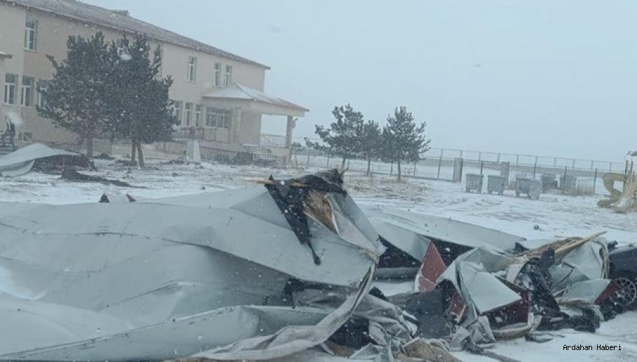 Şiddetli Rüzgâr Çıldır’da Okul Pansiyonunun Çatısını Uçurdu