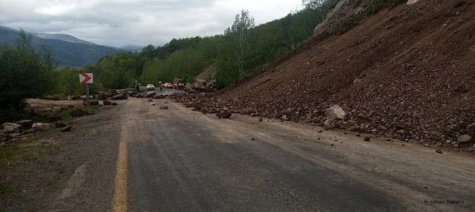 Türkgözü-Posof kara yolunda yoğun yağış etkili oldu Heyelan meydana geldi 