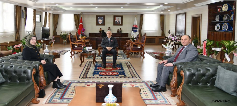 Vali Çiçekli, Hanak Kaymakamı Elif Meram ve Belediye Başkanı Erdal Kurukaya’yı Kabul Etti