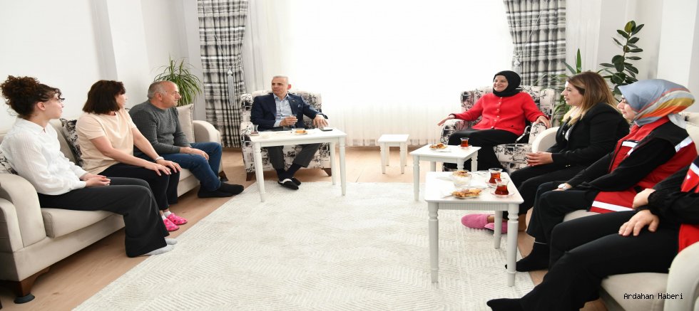 Vali Çiçekli ve Eşinden Kurban Bayramı'nda Şehit Ailesine Anlamlı Ziyaret