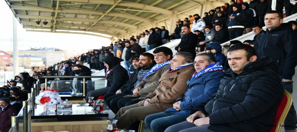 Vali Hayrettin Çiçek, Serhat Ardahanspor Maçını Tribünden Takip Etti