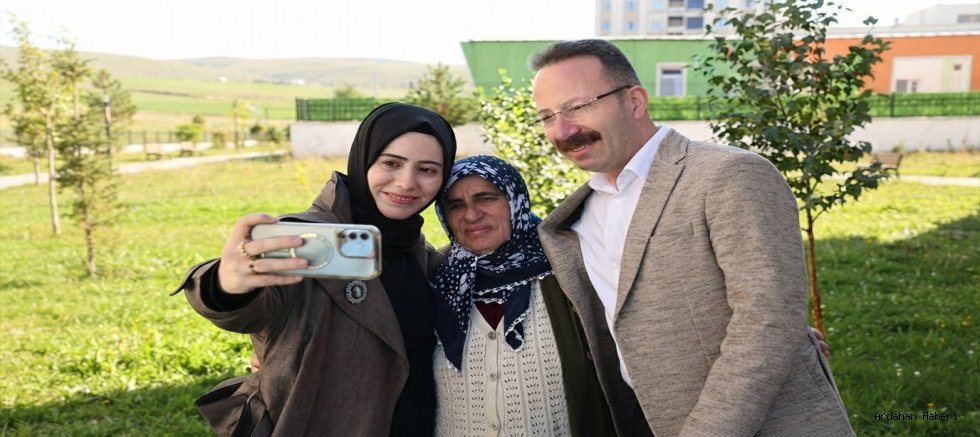 ​Vali Yamlı ve Eşinden Huzurevi Ziyareti: Yaşlılarla Gözleme Pişirip Sofra Paylaştılar