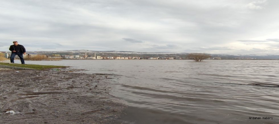 Yağışların etkisiyle Kura Nehri üçüncü kez taşınca,Ardahan  ovası  göle döndü