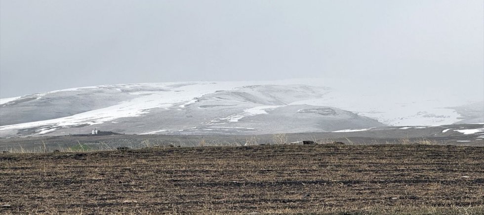 Yüksek Rakımda Kış, Şehir Merkezinde Yağmur: Ardahan’da Hava Sertleşti