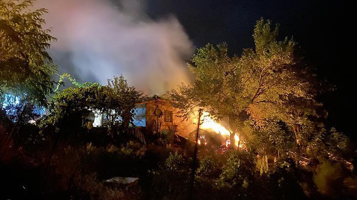 Manisa'da bir eve yıldırım isabet etti!