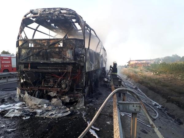 Manisa'da seyir halindeki yolcu otobüsü yandı (2)