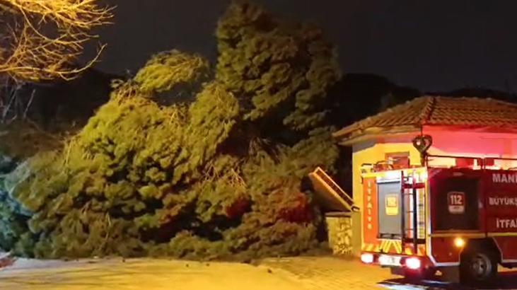 Manisa’nın Salihli ilçesinde fırtına hasara yol açtı: Cami minaresinin külahı devrildi