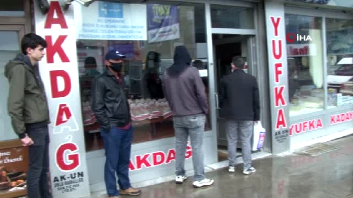 Marketlerin kapanmasına dakikalar kala Erzurum'da hareketlilik yaşandı