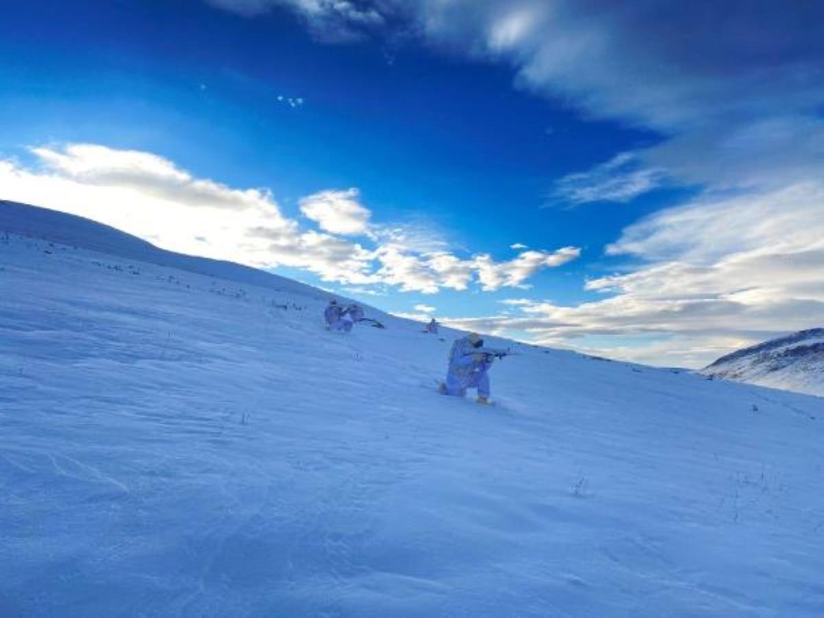 Mehmetçik'ten Ardahan daki zorlu kış şartlarında keşif ve gözetleme görev paylaşımı 