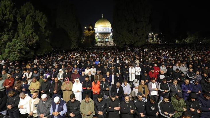 Mescid-i Aksa'da binlerce kişi teravih namazı kıldı