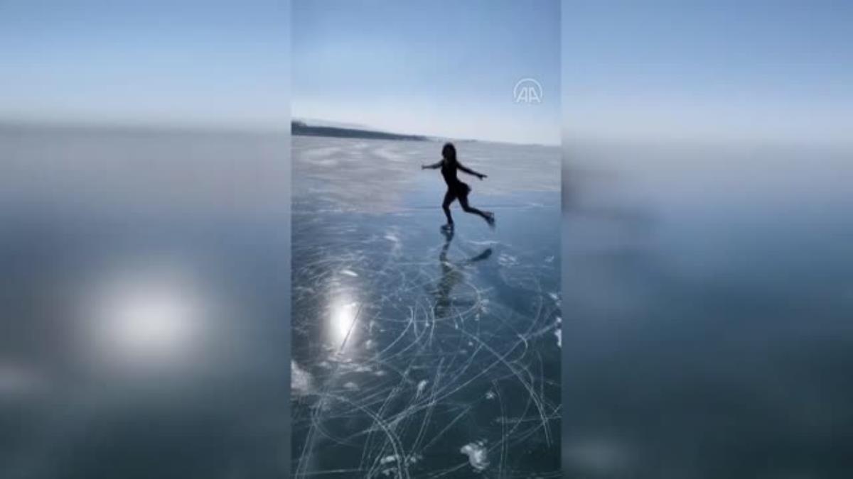 Milli buz patenci İklim Şentunalı, Çıldır Gölü üzerinde gösteri yaptı