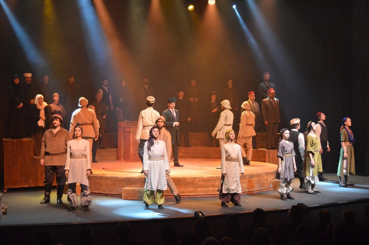Milli Eğitim Bakanlığı'nın 'Cumhuriyete Doğru' Tiyatro Oyunu Erzurum'da Sahnelendi