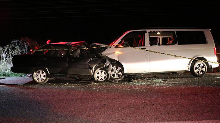 Minibüs ile otomobil çarpıştı! 2 ölü 5 yaralı var
