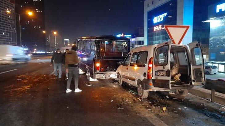 Minibüse hafif ticari araç çarptı! 2'si çocuk 3 kişi yaralandı