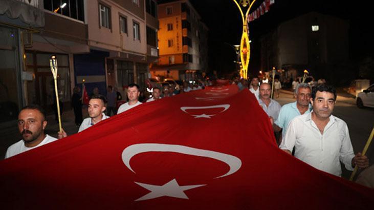 Muş'un Malazgirt ilçesinde Türk bayrağı ve meşalelerle fener alayı düzenlendi