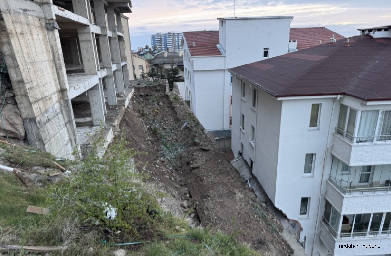 Nevşehir’de Korkutan Çökme: İstinat Duvarı Apartman Duvarlarını Yıktı