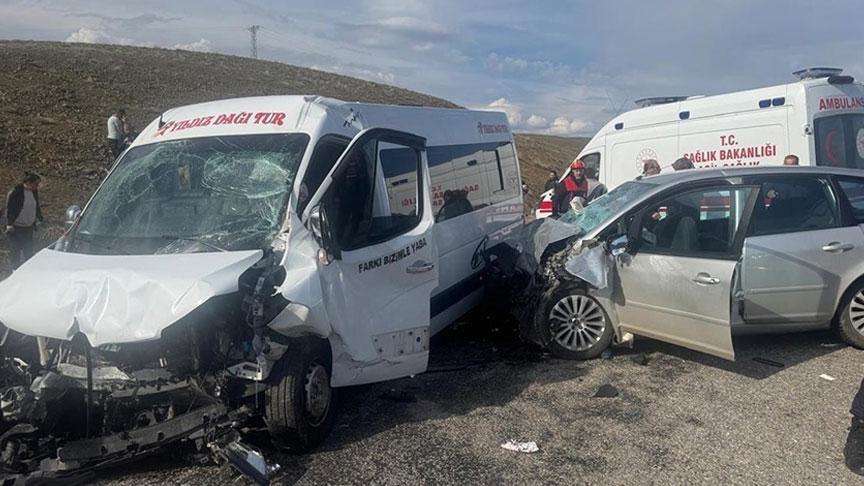 Öğretmenleri taşıyan minibüs ile otomobil çarpıştı! 15 kişi yaralandı