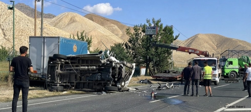 Oltu-Ardahan Karayolunda Feci Kaza: Minibüs ile Traktör Çarpıştı, 2'si Ağır 3 Yaralı
