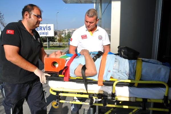 Otomobili şarampole yuvarlanan avukat yaralandı