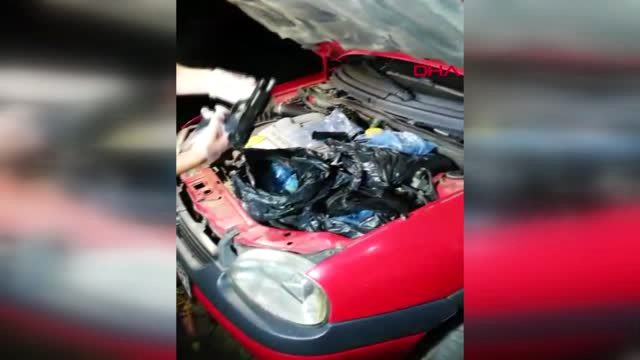 Otomobilin kaputundan cephanelik çıktı