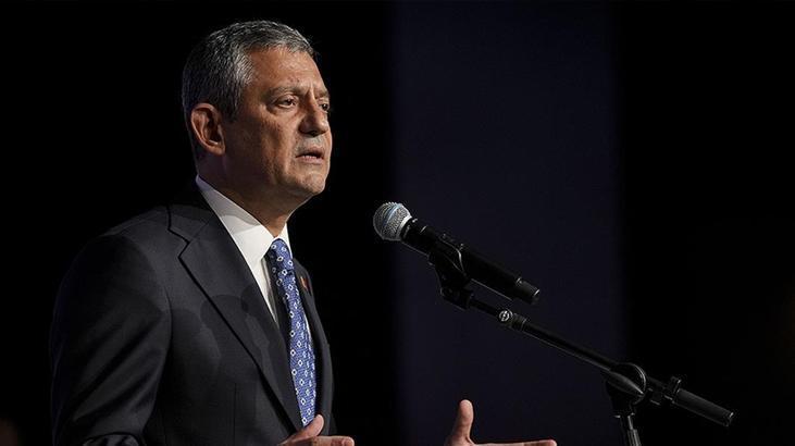 Özgür Özel, Deniz Baykal’ı vefatının 3. yılında Devlet Mezarlığı’nda andı