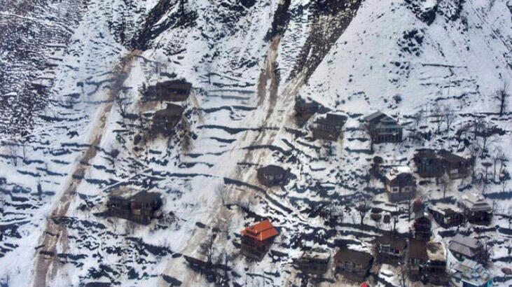 Pakistan'da facia... Toprak kaymasında 16 kişi öldü!