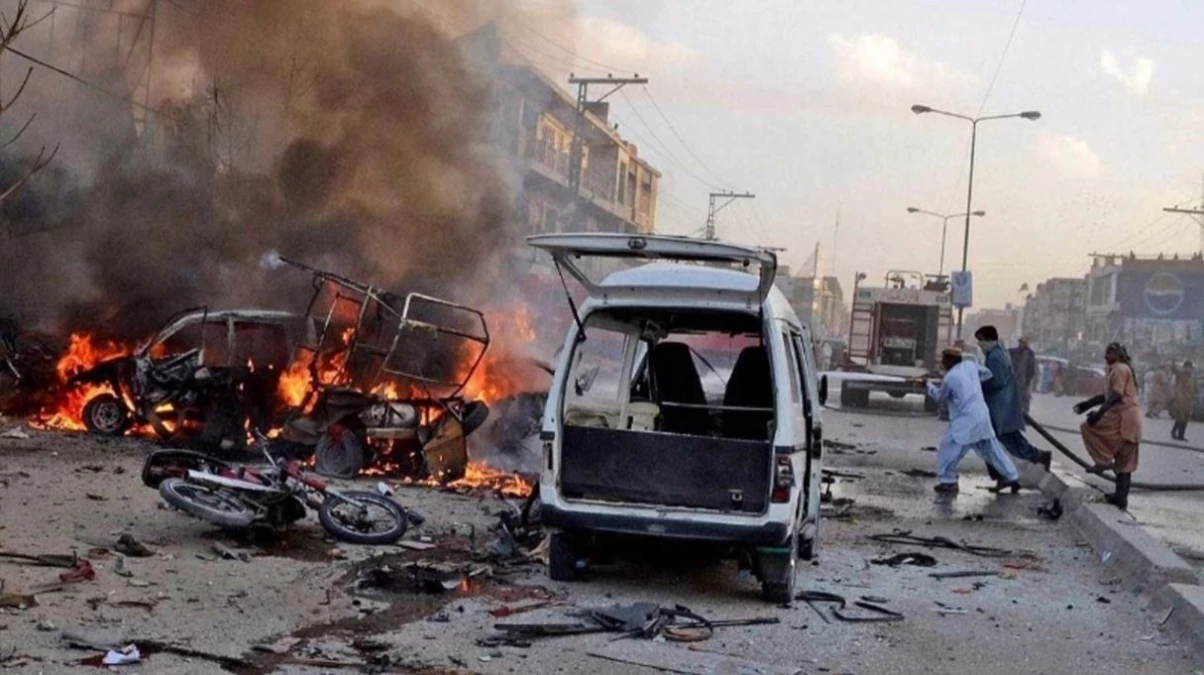Pakistan'da karakola düzenlenen bombalı saldırıda 7 asker hayatını kaybetti