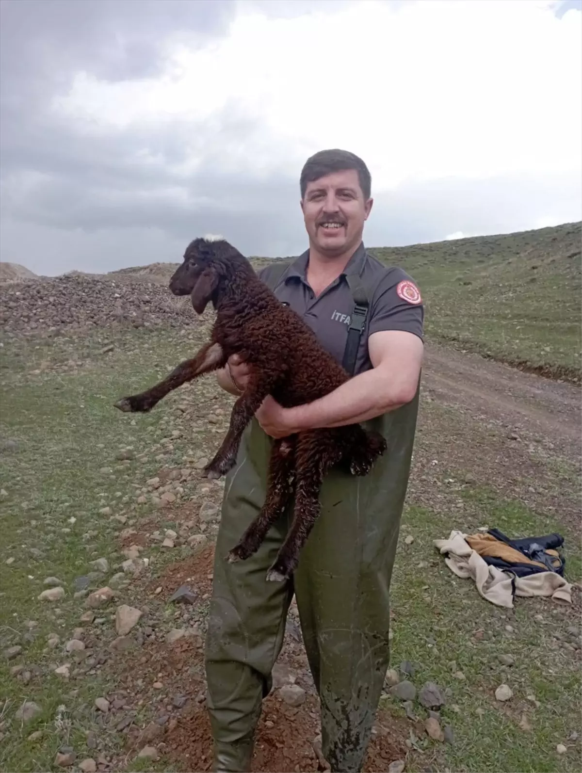 Palandöken'de Bataklıkta Mahsur Kalan Koyun İtfaiye Ekipleri Tarafından Kurtarıldı