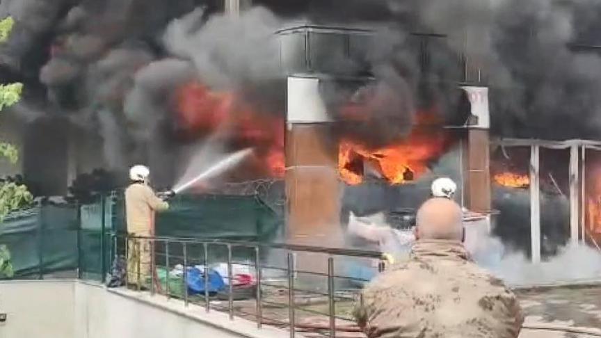 Pendik'te iş yerinde korkutan yangın!