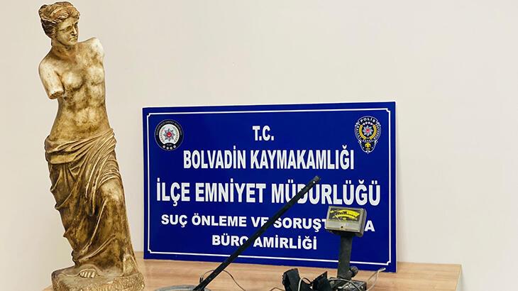 Polisin baskın düzenlediği evden 1 metre heykel çıktı